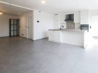 Deze totaal vernieuwde woning, bevindt zich op wandelafstand van centrum van Staden, alle winkels en openbaar vervoer. <br />De woning werd in 2026 volledig gerenoveerd, en volledig up-to-date gemaakt. <br />Via de inkomhal met gastentoilet, komen we in de lichtrijke leefruimte met open ingerichte keuken, voorzien van alle toestellen. <br />Er is tevens een slaapkamer/bureauruimte op het gelijkvloers.<br />Aansluitend komen we in de wasruimte en de inpandige garage. <br />Op het eerste verdiep bevinden zich nog 3 slaapkamers en de badkamer, voorzien van inloopdouche en bad. <br />Er is tevens nog een grote zolderruimte, bereikbaar via vaste trap. <br />Extra troeven : * Zonnepanelen * Regenwater * Groot schuifraam die toegang geeft tot terras en tuin * ventilatiesysteem * Kelder * EPC Label A 94 kWh/m²jaar<br />Kortom, een zeer mooie aanbieding ! <br />Maak nu je afspraak voor een vrijblijvend bezoek aan deze topper !