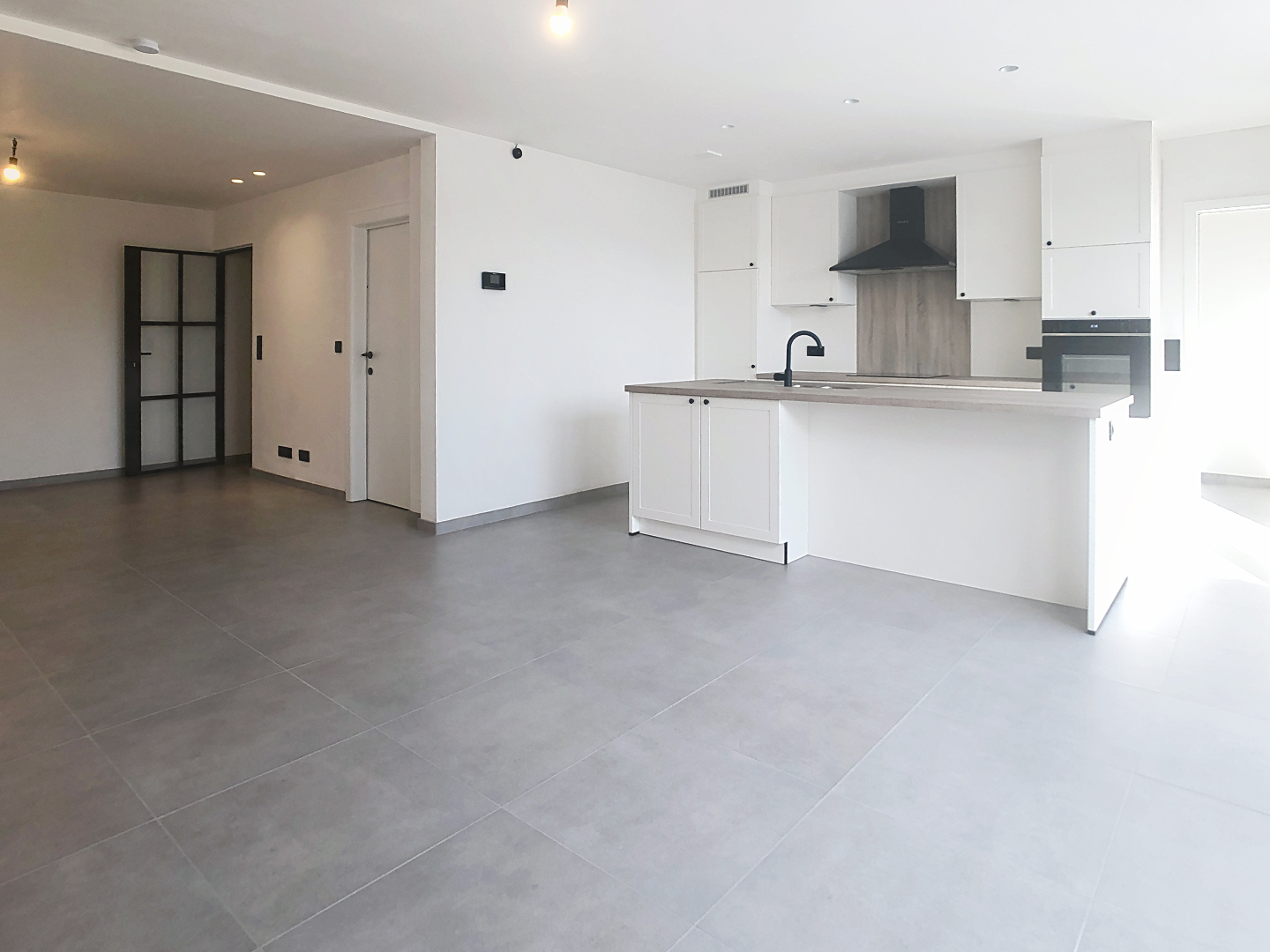 Totaal vernieuwde woning met 4 slaapkamers en inpandige garage - foto 3