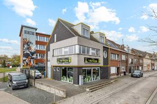 <p><span>Ruim en lichtrijk appartement van maar liefst 173 m², uitstekend gelegen aan de Boudewijnlaan in Aalst. Dankzij de strategische ligging geniet u hier van een vlotte bereikbaarheid naar onder meer de ziekenhuizen, de opritten van de E40, winkels, scholen en het centrum van Aalst. Een ideale combinatie van ruimte, comfort en mobiliteit. </span></p><p><span> </span></p><p><span>Dit appartement maakt deel uit van een kleine residentie met slechts één onderbuur, beschikt over een rechtstreekse aparte ingang langs de zijkant van het gebouw en is bovendien vrij van VME en syndickosten  een grote troef voor wie onafhankelijk en zorgeloos wil wonen.</span></p><p><span> </span></p><p><span>Het gebouw werd opgericht in 2010. Het appartement zelf werd nog niet finaal afgewerkt, maar dit kan in overleg met de verkoper verder worden afgewerkt. U kan er uiteraard ook voor kiezen om het volledig naar eigen smaak en stijl af te werken. De elektriciteit wordt nog conform gemaakt. </span></p><p><span> </span></p><p><span>Bij het binnenkomen verwelkomt de lichtrijke inkomhal met trappenhal u naar de eerste verdieping, waar zich een zeer ruime leefruimte, keuken, berging en apart toilet bevinden. Achteraan is er bovendien de mogelijkheid tot het afwerken van een aangenaam terras. Op de bovenste verdieping vindt u de nachthal, twee volwaardige slaapkamers, een dressing of extra bergruimte en een ruime badkamer. Daarnaast beschikt u nog over een praktische zolderverdieping die perfect dienst kan doen als extra opslagruimte.</span></p><p><span> </span></p><p><span>Kortom: een uitzonderlijk ruim appartement met tal van mogelijkheden, ideaal voor wie comfortabel wil wonen en tegelijk zijn eigen afwerkingskeuzes wil maken. </span></p><p><span> </span></p><p><span>Voor meer informatie en/of een bezoek, contacteert u Didier op het nummer 0476/ 73. 17. 99.</span></p><p><span> </span></p>