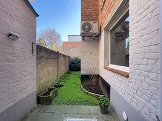 Gelegen op de hoek van de Kerkendijk met de René Carelsstraat. Tegenover het Xaverius College.INDELING EIGENDOMGelijkvloers: 3 aparte garages, elk...