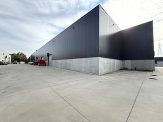 Nieuwbouw KMO-unit gelegen langs de Industrieweg en vlot bereikbaar via de R4. In de onmiddellijke omgeving van De Post en Boels.Specificaties: *...