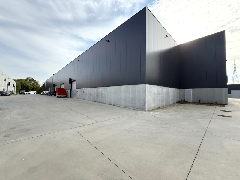 Nieuwbouw casco KMO-unit van 260 m² + 2 staanplaatsen - foto 1