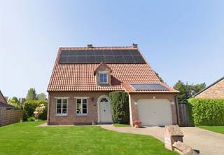 <p><span>Deze stijlvolle landelijke woning, gebouwd in 1992, bevindt zich op een prachtig en rustig gelegen perceel van 897 m². Dankzij de gunstige ligging geniet u van de nabijheid van het centrum van Keerbergen, lokale handelszaken en scholen, terwijl u toch woont in een zeer rustige straat met nauwelijks doorgaand verkeer.</span></p><p><span>De woning werd praktisch en doordacht ingedeeld, met oog voor comfort en functionaliteit. Bovendien is ze energiezuinig (EPC score B), wat bijdraagt aan een aangenaam wooncomfort en lagere energiekosten.</span></p><p><span>Een ideale gezinswoning voor wie op zoek is naar rust, ruimte en een uitstekende ligging.</span></p><p><span>Via de inkomhal met gastentoilet wordt u verwelkomd in de ruime en lichtrijke woonkamer en de grote leefkeuken, die volledig is uitgerust met alle nodige toestellen. Vanuit zowel de keuken als de leefruimte geniet u van een prachtig uitzicht op de aangelegde tuin.</span></p><p><span>Aansluitend aan de keuken en de woonkamer werd een recente veranda geplaatst. Dankzij de grote raampartijen vormt deze een mooie verbinding tussen binnen en buiten en geniet u het hele jaar door van een aangenaam buitengevoel en een overvloed aan natuurlijk licht.</span></p><p><span>Een praktische berging en wasplaats, uitgerust met een douchecel, dragen bij aan het comfortabele en functionele karakter van de woning. Daarnaast beschikt de woning over een inpandige garage, die zorgt voor extra opbergruimte en een bijkomende meerwaarde.</span></p><p><span>Het verdiep biedt toegang tot 3 grote slaapkamers, 1 kinderkamer of bureaukamer en een badkamer met ligbad, lavabomeubel en 2</span><span><sup>de</sup></span><span> toilet.</span></p><p><span>De ruime zolder biedt mogelijkheden tot extra opbergmogelijkheden of tot een extra kamer. Momenteel is deze bereikbaar via een valtrap.</span></p><p><span> </span></p><p><span>TROEVEN</span><span>:</span></p><ul><li><span>Nieuwe dakpannen (2023)</span></li><li><span>EPC B </span></li><li><span>18 zonnepanelen – 7200 wpiek (2023)</span></li><li><span>Elektriciteit conform gekeurd</span></li><li><span>Nieuw aangebouwde veranda in 2024 uitgerust met zonnescreens en zonneluifel</span></li><li><span>Kruipruimte onder de volledige woning, zeer ruime zolder</span></li><li><span>Volledig omheinde tuin voorzien van zwembad met buitendouche en toilet</span></li></ul><p><span>Een perfect onderhouden parel met een mooi aangelegde tuin. Uw bezoek zeker waard.</span></p><p><span> </span></p><p><span>Contacteer Dupont Vastgoed voor een bezoek ter plaatse op 015 15 15 15.</span></p><p><span> </span></p>