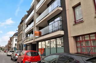 CENTRAAL GELEGEN EN DEGELIJK INGERICHT Op enkele stappen van het station en de Grote Markt komt dit woonappartement aardig opzetten.Veel woonruimte,...
