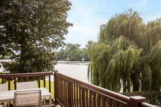 <p>In het hart van Berlare, pal aan het prachtige Donkmeer, bevindt zich dit uitzonderlijk stijlvol appartement dat luxe, comfort en een ongeëvenaard uitzicht moeiteloos combineert. Gelegen in een recente residentie geniet je hier van absolute rust en privacy, met een vrij zicht op het water en de groene omgeving.<br /><br />Dit ruime hoek appartement zorgt voor natuurlijk licht in alle kamers. Ook omvat het een uitnodigende en lichtrijke leefruimte met grote raampartijen die uitgeven op het riante terras – dé plek bij uitstek om in alle sereniteit te genieten van de omgeving. De volledig geïnstalleerde keuken is volledig voorzien en uitgerust met kwalitatieve toestellen en veel werk- en opbergruimte, perfect voor wie graag kookt.<br /><br />Verder beschikt het appartement over twee volwaardige slaapkamers, een bureau, een smaakvol afgewerkte badkamer met douche en dubbele lavabo, een aparte berging/wasplaats, en een gastentoilet.<br /><br /><br /><br />Ben je op zoek naar een uniek appartement op toplocatie met zicht op één van de mooiste plekjes van Vlaanderen? Dan is dit beslist een buitenkans.<br /><br />📞 Interesse in een bezoek? Contacteer Wolf vrijblijvend via 0498 54 06 90 of mail naar wolf@cornelis-goeman.be</p>