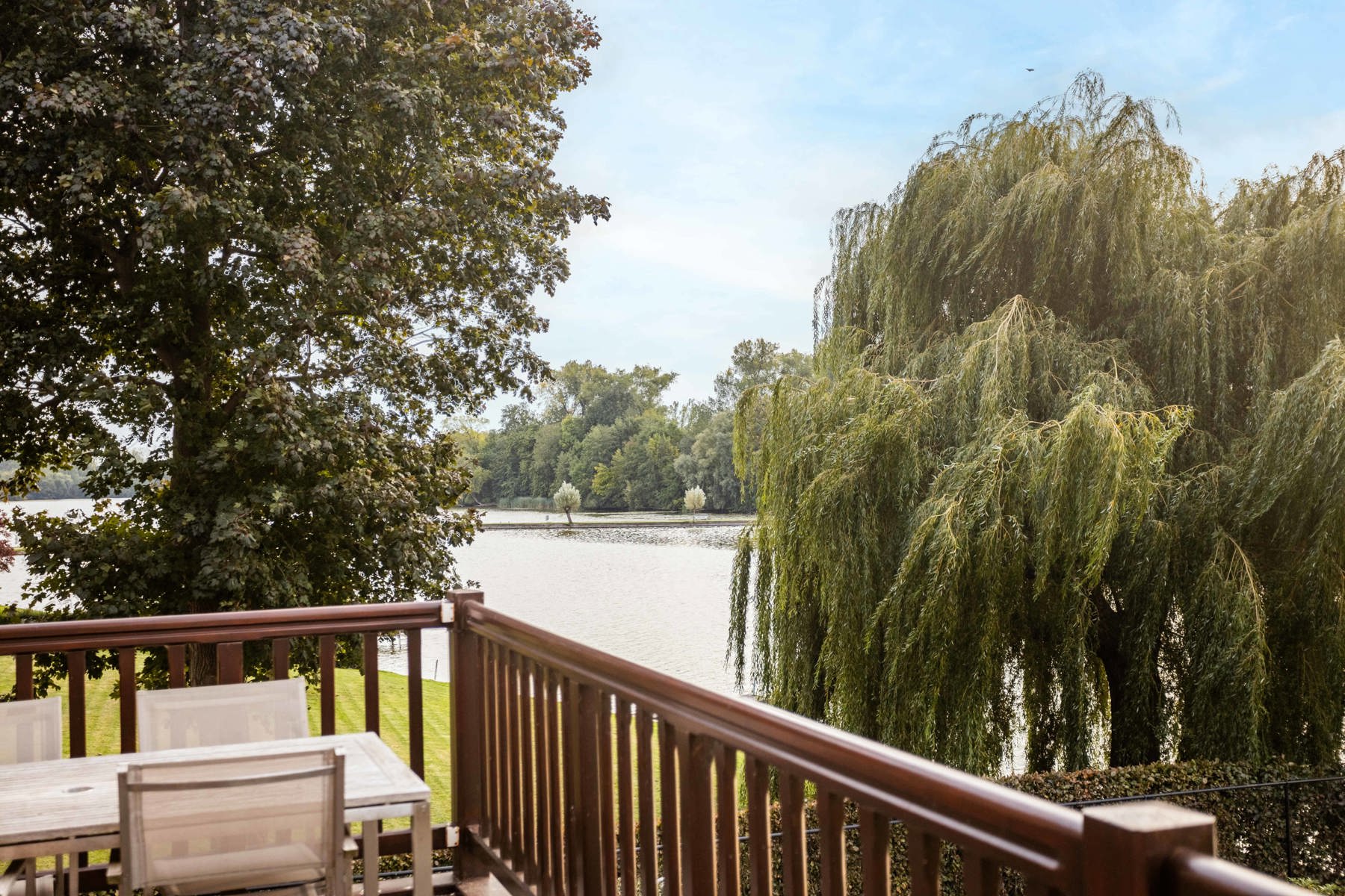 TE HUUR IN BERLARE: Luxueus appartement met adembenemend zicht op het Donkmeer – Berlare - foto 2