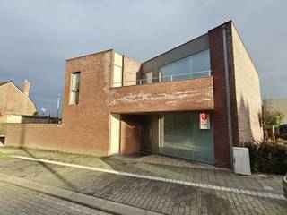 Cet appartement/maison spacieux et prêt à emménager au rez-de-chaussée, à deux pas du centre de Poperinge, est situé dans la Komstraat. Equipé de...