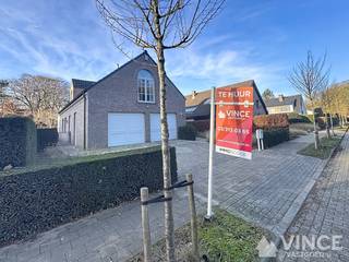 In de geliefde wijk “De Sterre” vind je deze uitermate goed onderhouden en instapklare woning.Dankzij de ligging in een doodlopende straat geniet je...