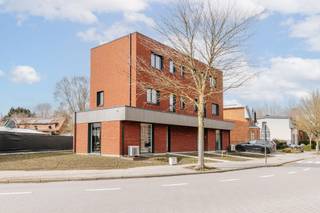 Op de Vremdesesteenweg 35 te Boechout bevindt zich deze energiezuinige nieuwbouwwoning, ideaal gelegen vlakbij het dorpscentrum en...
