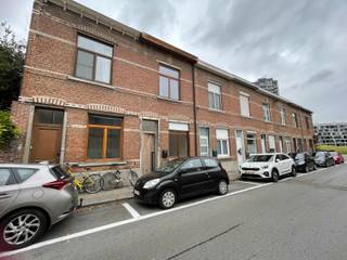 Charmante en gezellige woning vlakbij het centrum van Leuven. In de rustig gelegen Tweewatersstraat bevindt zich deze prachtige woning met 2 a 3 slaapkamers en een gezellig tuintje. Indeling: Gelijkvloers: 1 slaapkamer/bureau, woonkamer met open keuken, tuin. 1ste verdieping: Badkamer met toilet, douche, bad en dubbele lavabo + 1 slaapkamer. 2de verdieping: Zolderkamer opgesplitst in 2 delen. Het huis beschikt eveneens over een kruipkelder. Onmiddellijk beschikbaar! Huurprijs: 1450 euro/maand. Verbruik is privatief. Meer info? Mail naar claudia@immogve.be of Bel: 016/56.56.14