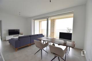 <p><span>Lichtrijk, recent appartement met 2 slaapkamers en terras</span></p><p><span> </span></p><p><span>Prachtig lichtrijk appartement op de vierde verdieping, in een gloednieuw appartementsgebouw Residentie Parkhoeve. Met zicht op en gelegen aan domein de Ghellinck (Parkbossen). Dit topappartement is vlot bereikbaar met de wagen via de E40, E17, R4 en N60. Er is openbaar vervoer in de onmiddellijke omgeving. Op wandelafstand bevinden zich het centrum van Zwijnaarde en het Technologiepark.</span></p><p><span> </span></p><p><span>Het appartement bestaat uit een inkomhal met apart toilet, ruime leefruimte met aanpalend ruim terras. Verder is er een geïnstalleerde keuken voorzien van alle nodige inbouwtoestellen, een berging met aansluiting voor wasmachine en droogkast, twee slaapkamers en een badkamer met extra grote inloopdouche, lavabomeubel en tweede toilet. Een grote troef is ook het ruim zuid-oostelijk gerichte terras. In de kelderverdieping is er voor dit appartement een autostaanplaats.</span></p><p><span> </span></p><p><span>Iedereen kan genieten van de gemeenschappelijke tuin en ondergronds bevindt zich ook een gemeenschappelijke fietsenstalling.</span></p><p><span> </span></p><p><span>Beschikbaar: bespreekbaar, ten laatste 01/01/2027</span></p><p><span>Provisie: € 100</span></p><p><span>EPB: E29 - 42 kWh/m²jaar</span></p><p><span>Vloerverwarming & waterverzachter</span></p><p><span> </span></p><p><span>Pluspunten:</span></p><p><span>+ Recent appartement (2021)</span></p><p><span>+ Rustig groen terrein</span></p><p><span>+ Lichtrijk appartement</span></p><p><span>+ Ondergrondse staanplaats</span></p><p><span>+ Centrale ligging</span></p><p><span>+ Nabij openbaar vervoer</span></p>