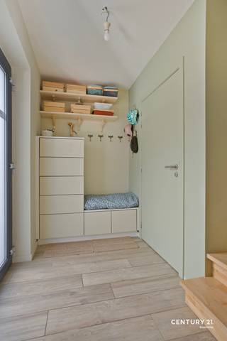 <p><span>In een </span><strong><span>aangename en rustige verkaveling in Tremelo</span></strong><span> bevindt zich deze prachtige, recente woning, gebouwd in 2018. Met een bewoonbare oppervlakte van maar liefst </span><strong><span>155 m²</span></strong><span>, gelegen op een perceel van 4 are, biedt deze eigendom de ideale combinatie van ruimte, hedendaags comfort en energiezuinig wonen.</span></p>
<p><span>De woning verkeert in </span><strong><span>uitstekende staat en is perfect instapklaar</span></strong><span>. Ze beschikt over vier volwaardige slaapkamers en een badkamer, waardoor ze zich uitstekend leent voor gezinnen of koppels die op zoek zijn naar een comfortabele thuis.</span></p>
<p><span>Ook op energetisch vlak scoort deze woning bijzonder goed. Dankzij het </span><strong><span>uitstekende EPC-label A</span></strong><span>, de aanwezige </span><strong><span>zonnepanelen en thuisbatterij</span></strong><span> geniet u van een energiezuinige woning die helemaal klaar is voor de toekomst. Bovendien is de elektrische installatie volledig conform.</span></p>
<p><span>De ligging (doodlopende straat) in een leuke, residentiële verkaveling vormt een extra troef. Hier geniet u van een aangename woonomgeving, terwijl de gunstige ligging zorgt voor een vlotte bereikbaarheid van de omliggende voorzieningen.</span></p>
<p><strong><span>Kortom, een recente, energiezuinige en volledig instapklare woning waar u zonder zorgen uw intrek kunt nemen!</span></strong></p>
<p><span>Bent u op zoek naar een moderne gezinswoning in Tremelo? </span><strong><span>Dan is deze eigendom absoluut een bezoek waard!</span></strong></p>