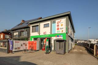 Veelzijdige gebouw op een perceel van 509 m² met een bewoonbare oppervlakte van 140 m² voor het appartement en een handelszaak van 174m2. Dit pand...