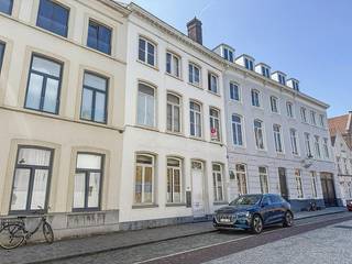 Dit eigendom, momenteel te koop, biedt een uitstekende investeringskans in de historische stad Brugge. De locatie in de Boeveriestraat, vlak bij...