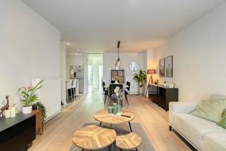 Instapklaar gelijkvloers appartement met tuin inclusief parking in Wilrijk<br /><br />Dit verzorgde gelijkvloers appartement is gelegen in Wilrijk en combineert een rustige ligging met een uitstekende bereikbaarheid. Op wandelafstand bevinden zich het Steytelinckpark en Park van Eden. Winkels, scholen, horeca en openbaar vervoer liggen in de directe omgeving. De bushalte bevindt zich op 30 meter en via de A12, E19 en de Antwerpse Ring bent u vlot onderweg.<br /><br />Indeling<br />De totale oppervlakte van 100 m² bevat:<br />Gemeenschappelijke inkomhal<br />Lichtrijke leefruimte<br />Open keuken met keukeneiland, combi-oven/microgolf, stoomoven en veel kastruimte<br />Aparte berging met aansluiting voor wasmachine en droogkast<br />2 slaapkamers, beide met toegang tot de tuin<br />Badkamer met inloopdouche<br />Apart gastentoilet<br />Private, droge kelder.<br /><br />Buitenruimte<br />De tuin is bereikbaar vanuit beide slaapkamers en beschikt over een zonnewering en een waterton.<br />Parking met automatische poort<br />1 private autostaanplaats<br />Gemeenschappelijke, overdekte fietsenstalling<br /><br />Comfort<br />Elektrische rolluiken aan alle ramen<br />Hoogrendementsbeglazing<br />Centrale verwarming op aardgas met condenserende ketel<br />Nieuwe boiler (2024)<br />Digitale gas- en elektriciteitsmeter<br /><br />Ligging<br />Op wandelafstand van Steytelinckpark en Park van Eden<br />Winkels en horeca in de buurt<br />Bushalte op 30 meter<br />Bist op 500 meter<br />Vlotte verbinding naar Antwerpen-centrum, A12, E19 en de Antwerpse Ring<br /><br />Praktische informatie<br />EPC: Label C – 216 kWh/m²/jaar<br />Gemeenschappelijke kosten: €50/maand<br /><br />De algemene voorwaarden van Dewaele DIY kunt u steeds raadplegen via dewaele.com.<br /><br />Bestuursmaatregelen in het maatregelenregister: in aanvraag