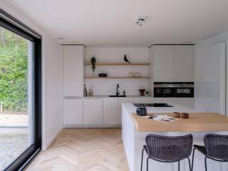 <p>In een rustige, rustige woonwijk in De Pinte staat deze alleenstaande woning, omringd door het groen.</p>
<p>De ruime inkomhal met apart gastentoilet vormt de toegang tot de woning. Het gelijkvloers biedt een ruime leefruimte en een uitgeruste keuken, uitgerust met vaatwasser, frigo, diepvries, inductieplaat en dampkap. Een bergruimte, ruime garage en wasplaats vervolledigen dit niveau.</p>
<p>Op de eerste verdieping vindt u vier ruime slaapkamers, waarvan twee met eigen dressing, en twee badkamers.<br />De bovenste verdieping herbergt nog twee bijkomende slaapkamers.</p>
<p>Deze woning ligt op wandelafstand van het centrum van De Pinte en op amper 18 minuten van Gent Centrum.</p>
<p>Meer info via info@vicusvastgoed.be</p>