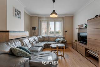 Voor meer info en foto’s, surf naar www.swevers.be – Deze open bebouwing in de Wilderstraat 90 in Borgloon biedt een solide basis voor wie op zoek is naar ruimte en potentieel. De woning, gebouwd in 1959, kreeg al belangrijke vernieuwingen: ramen en deuren werden vervangen in 2014 en het dak werd gerenoveerd in 2015. Met een bewoonbare oppervlakte van 126 m² en een perceel van 4a 28ca vormt dit een interessante kans voor wie wil opfrissen naar eigen smaak.<br />Op het gelijkvloers leidt de inkomhal naar een lichtrijke woonkamer van 30 m² met plaats voor een gezellige zit- en eethoek. Aansluitend bevindt zich de keuken van 13,40 m² met praktische indeling. De veranda zorgt voor extra licht en een fijne verbinding met de tuin. Verder zijn er nog een bergplaats en aparte berging.<br />Op de verdieping tellen we drie volwaardige slaapkamers en een functionele badkamer. De zolder van 36,34 m² biedt extra bergruimte of uitbreidingsmogelijkheden. De garage van 18,21 m² zorgt voor parkeergelegenheid en opslag.<br />De noordwestgerichte tuin laat je genieten van aangename namiddag- en avondzon. Rust en bereikbaarheid gaan hier hand in hand, met scholen, openbaar vervoer en ontspanning op wandelafstand en een vlotte verbinding naar omliggende steden. Een woning met stevige structuur en veel mogelijkheden. Voor meer informatie, bel 011 255 155. Bron bewoonbare oppervlakte: EPC – verslag.