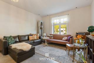 Voor meer info en foto’s, surf naar www.swevers.be – Deze instapklare rijwoning in de Tommelenstraat 4 in Hasselt combineert een centrale ligging...