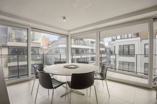 Trendy hoekappartement met grote raampartijen en dit vlak aan de zeedijk van Blankenberge.Dit lichtrijk 2-slaapkamerappartement typeert zich door...