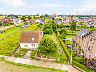 <p>Verscholen in een kalme woonstraat vlak bij het hart van Ruien ligt deze aantrekkelijke bouwgrond, bestemd voor een halfopen woning. Hier woont u in alle sereniteit, omringd door groen, met het Kluisbos op wandelafstand als natuurlijke verlenging van uw tuin. Een plek waar stilte en natuur de toon zetten, zonder in te boeten aan bereikbaarheid.<br /><br />Dankzij de nabijheid van scholen, winkels en openbaar vervoer combineert deze locatie moeiteloos rust met dagelijks comfort. De grond is volledig uitgerust met nutsvoorzieningen en riolering, en biedt bovendien het voordeel van geen bouwverplichting. U bepaalt dus zelf wanneer en hoe u uw woonproject vormgeeft.<br /><br />Een mooie opportuniteit voor wie droomt van wonen in een groene, discrete omgeving, met vrijheid, privacy en een uitstekende ligging als fundament voor de toekomst.<br /><br />Meer info of plan je bezoek: wim@immobeguin.be<br />Te koop via Immo Beguin, uw vastgoedexpert sinds 2009, met kantoren in Ronse, Waregem, Kortrijk, Deinze, Doornik en Lessen.</p>