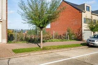 Te koop: Mooie bouwgrond met veel potentieel in RonseIdeaal voor de bouw van 2 woningen. Zeer mooie ligging met zicht! Op een uitstekende ligging in een van de mooiste lanen van Ronse bevindt zich deze interessante bouwgrond met tal van mogelijkheden.Wat maakt deze bouwgrond uniek?Met een straatbreedte van maar liefst 15 meter biedt dit perceel mooie perspectieven voor de realisatie van 2 woningen of een kleinschalig appartementsgebouw.De bouwmogelijkheden voorzien 2 bouwlagen en een dakverdieping, steeds onder voorbehoud van de geldende stedenbouwkundige voorschriften en de nodige vergunningen.De aantrekkelijke ligging in een mooie residentiële laan vormt een bijkomende troef voor zowel toekomstige bewoners als investeerders.Voor wie is dit ideaal?Ideaal voor bouwpromotoren, investeerders of particulieren die op zoek zijn naar een bouwgrond met ontwikkelingsmogelijkheden op een gegeerde ligging in Ronse.Te koop via Immo Beguin, jouw vastgoedexpert sinds 2009, met kantoren in Ronse, Waregem, Kortrijk, Deinze, Doornik, Lessines, Moeskroen en Nieuwpoort.