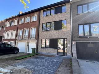 In een centraal gelegen nieuwbouwproject met 3 appartementen wordt dit duplex éénslaapkamerappartement op de tweede en derde verdieping afgewerkt tegen juni 2026. Het lichte, energiezuinige appartement beschikt over vloerverwarming en zonnepanelen en wordt afgewerkt met kwaliteitsvol materiaal. Vanuit de hal toegang naar de apart gastentoilet,  ruime woonkamer met open keuken (alle inbouwtoestellen voorzien). Terras met  zuid- zuidwest oriëntatie. Binnentrap naar slaapkamer en badkamer met douche badmeubel en extra toiulet op bovengelegen verdieping. Geen lift. Provisie gemeenschappelijke kosten 25 euro per maand. Alle winkels en diensten op loopafstand. Voor verdere informatie of een plaatsbezoek kan u contact opnemen via info@batimmo-vastgoed.be