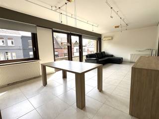 <p><span>Gezellig en lichtrijk appartement nabij Kortrijk weide!</span></p><p><span> </span></p><p><span>Inkom met apart toilet, ruime woonkamer, open keuken met berging, twee slaapkamers en badkamer met aansluitende wasberging.</span></p><p><span> </span></p><p><span> </span></p>