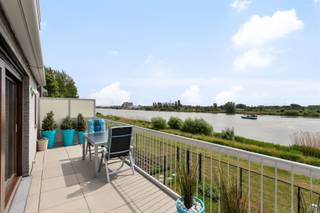 <p><span>UNIEK, LUXUEUS, RUIM EN ENERGIEZUINIG APPARTEMENT 108M² MET 2 SLAAPKAMERS, 2 TERRASSEN EN DUBBELE GARAGE MET LIGGING AAN DE RUPEL</span></p><p><span>1ste verdieping met lift in prachtige en recente residentie - Rustige ligging nabij centrum met vlotte bereikbaarheid via A12</span></p><p><span> </span></p><p><span>Inkomhal / wc met handwas / lumineuze living met eetplaats (43m²) met toegang tot 2 terrassen (16m²; 8m²) (voorzien van zonneluifel) / super-ingerichte keuken (8m²) / berging met was- en stookplaats / nachthal / 2 slaapkamers (4,4 x 3,8m; 12m²) / grote badkamer (8m²) met dubbele wastafel, ligbad en douche.</span></p><p><span> </span></p><p><span>Dubbele ondergrondse garage (6,9 x 5m) / gemeenschappelijke fietsenberging </span></p><p><span>Uniek aanbod door het prachtig panoramisch zicht op het water.</span></p><p><span>Momenteel verhuurd / opzeg voor eigen bewoning mogelijk</span></p><p><span> </span></p>