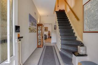 <p><span>Villa op gegeerde ligging met zuidgericht perceel </span></p><p><span> </span></p><p><span>In een bijzonder rustige en residentiële omgeving bevindt zich deze stijlvolle villa op een prachtig zuidgericht perceel van 540 m². Dankzij haar uitstekende ligging, royale volumes en indeling biedt deze eigendom een uitzonderlijke woonbeleving voor wie op zoek is naar ruimte en comfort</span></p><p><span>De lichtrijke leefruimte en keuken vormen zonder twijfel het hart van de woning. Grote raampartijen zorgen voor een overvloed aan natuurlijk licht en creëren een aangename en vloeiende verbinding met de zuidgerichte tuin, waardoor binnen- en buitenleven harmonieus in elkaar overlopen.</span></p><p><span>De volledig geïnstalleerde keuken is functioneel en uitnodigend tegelijk, en werd ontworpen voor zowel dagelijks comfort als het ontvangen van gasten. Aansluitend bevindt zich een praktische berging die extra opslag en gebruiksgemak biedt. Verder beschikt het gelijkvloers over een afzonderlijke bureauruimte, ideaal voor thuiswerk, een praktijk of een rustige lees- of hobbyruimte.</span></p><p><span>Het gelijkvloers omvat daarnaast een slaapkamer, een badkamer, een gastentoilet en een directe toegang tot de garage, wat het mogelijk maakt om comfortabel en praktisch gelijkvloers te wonen.</span></p><p><span>Op de eerste verdieping bevinden zich vier volwaardige en ruime slaapkamers, samen met een tweede badkamer. Deze verdieping biedt tal van mogelijkheden en kan flexibel worden ingericht naargelang de noden van het gezin.</span></p><p><span>Een bijkomende troef is de zolderverdieping, waar het plaatsen van een vaste trap eenvoudig realiseerbaar is. Dit opent de deur naar verdere uitbreiding, zoals extra slaapkamers, een master suite, een hobbyruimte of een wellness- of fitnessruimte.</span></p><p><span>De woning werd in 2021 gedeeltelijk gerenoveerd op het gelijkvloers en is verder voorzien van 15 zonnepanelen en een conforme elektrische installatie.</span></p><p><span>De zuidgerichte tuin vormt een echte meerwaarde: een rustige en zonnige buitenruimte waar u kan genieten van lange zomerdagen en ontspanning in een groene omgeving.</span></p><p><span>Een eigendom met karakter, ruimte en potentieel, gelegen op een gegeerde locatie waar rust en bereikbaarheid perfect in balans zijn.</span></p><p><span> </span></p><p><span>Interesse? Contacteer ons vandaag nog voor een discreet bezoek en ontdek de charme en mogelijkheden van deze villa.</span></p><p><span> </span></p><p><span>Benieuwd naar de waarde van uw woning? Maak je gratis online schatting op onze website: https://www.reant.be/nl/</span></p><p><span> </span></p><p><span> </span></p>
