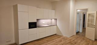 Ontdek dit prachtig volledig gerenoveerde 1-slaapkamerappartement, ideaal gelegen op de levendige Turnhoutsebaan. Het appartement werd afgewerkt met kwalitatieve materialen en combineert modern comfort met stedelijk wonen.<br /><br />De woning beschikt over een lichtrijke leefruimte, een volledig uitgeruste keuken, een ruime slaapkamer en een hedendaagse badkamer. Dankzij de recente renovatie geniet u van een instapklaar appartement met een energiezuinige en stijlvolle afwerking.<br /><br />Gelegen in een bruisende buurt met winkels, openbaar vervoer en alle voorzieningen op wandelafstand, is dit appartement ideaal voor wie comfortabel in de stad wil wonen.