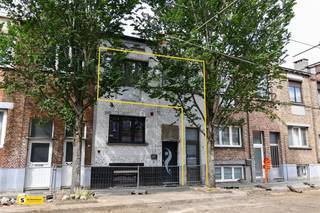 <p><span>Gelegen in het hart van Deurne, biedt deze charmante woning een perfecte mix van ruimte en comfort. Met een bewoonbare oppervlakte van 125m² op een perceel van 120m², is dit de ideale woning voor gezinnen die op zoek zijn naar gemak en stijl.</span></p><p><span> </span></p><p><span>Bij binnenkomst ontdek je een uitnodigende woonkamer met veel natuurlijk licht, waardoor er een warme en vriendelijke sfeer ontstaat. De moderne open keuken is uitgerust met hoogwaardige inbouwapparatuur en biedt voldoende werkruimte, ideaal voor culinaire liefhebbers.</span></p><p><span> </span></p><p><span>Met drie ruime slaapkamers biedt het huis volop ruimte voor een jong gezin of voor wie extra werk- of hobbyruimte wenst. De hoofdbadkamer is stijlvol ingericht en beschikt over een moderne douche en elegante afwerkingen.</span></p><p><span> </span></p><p><span>Hoewel er geen garage aanwezig is, biedt de locatie voldoende parkeermogelijkheden in de buurt. De achtertuin, hoewel onderhoudsarm, biedt tal van mogelijkheden voor buitenentertainment of gewoon genieten van een rustige middag in de zon.</span></p><p><span> </span></p><p><span>Dit pand is strategisch gelegen dicht bij lokale winkels, openbaar vervoer en scholen, waardoor het de perfecte woning is voor wie op zoek is naar comfortabel stadsleven met een persoonlijke touch. Kom en ervaar zelf wat deze woning zo bijzonder maakt!</span></p><p><span> </span></p><p><span>Epc is nog voor vernieuwde ramen en nieuw dak.</span></p>