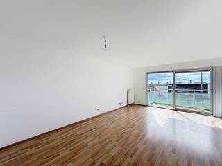 <strong>MOLENBEEK-SINT-JAN: Mooi appartement van ±96 m² op de 3e verdieping, bestaande uit: een lichte woonkamer van ±26 m² die uitkomt op een groot terras van ±9 m² op het zuidoosten, een ingerichte keuken (oven, kookplaten, afzuigkap, koelkast, diepvriezer en ruimte voor een vaatwasser), wasruimte, overloop naar de slaapkamers, toilet, doucheruimte, een slaapkamer van ±11 m² met balkon, een slaapkamer van ±16 m² met aangrenzende badkamer en een balkon, kelder nr°10 en parkeerplaats n°40 inbegrepen. Kosten: forfaitair bedrag van 100 €/maand inclusief gemeenschappelijke kosten. Warm water en verwarming via het bedrijf HMS+, eenmalige verhuiskosten van 50 € en 130 €/jaar voor een aansprakelijkheidsverzekering. EPC B-. Direct beschikbaar.</strong><br /><br /><span>Op de 3e verdieping, bereikbaar met de lift:</span><br /><br />- Lichte woonkamer van ±26 m²<br />- Terras van ±9 m² op het zuidoosten<br />- Ingerichte keuken (oven, kookplaten, afzuigkap, koelkast, vriezer en aansluiting voor vaatwasser)<br />- Wasruimte<br />- Slaapgedeelte<br />- Toilet<br />- Doucheruimte <br />- Slaapkamer van ±11 m² met balkon<br />- Slaapkamer van ±16 m² met aangrenzende badkamer en balkon<br /><br />Kelder n°10 en parkeerplaats n°40 inbegrepen.