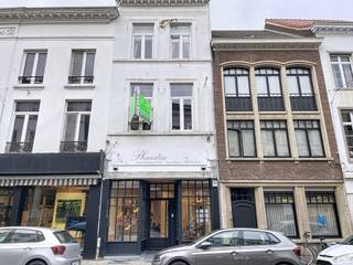 In het hart van het commerciële centrum van Lier, vlakbij de Grote Markt, bevindt zich dit charmante en volledig instapklare handelspand met...