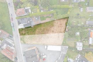 <p>Op zoek naar de ideale locatie om uw nieuwe thuis te bouwen? Deze bouwgrond voor een halfopen bebouwing biedt een uitstekende combinatie van ruimte, flexibiliteit en een gunstige ligging in het groene Dilbeek.</p><p>Het perceel is bestemd voor de oprichting van een ruime ééngezinswoning en biedt tal van mogelijkheden om uw woonproject volledig naar eigen smaak uit te werken. Bovendien zijn complementaire functies zoals een kantoorruimte of een vrij beroep toegelaten, waardoor wonen en werken perfect gecombineerd kunnen worden.</p><p>Dankzij de doordachte stedenbouwkundige voorschriften geniet u van een comfortabel bouwvolume en een grote architecturale vrijheid.</p><p><strong>Belangrijkste kenmerken:</strong></p><ul><li><p>Bouwgrond voor een <strong>ééngezinswoning in halfopen bebouwing</strong></p></li><li><p>Mogelijkheid tot <strong>kantoorfunctie of vrij beroep</strong></p></li><li><p>Bouwlijn op <strong>4 meter achter de rooilijn</strong></p></li><li><p>Maximale bouwdiepte van:</p><ul><li><p><strong>15 meter op het gelijkvloers</strong></p></li><li><p><strong>12 meter op de verdieping</strong></p></li></ul></li><li><p>Maximaal <strong>2 bouwlagen</strong></p></li><li><p>Mogelijkheid tot een <strong>dak- of zolderverdieping</strong></p></li><li><p>Zowel <strong>plat dak als hellend dak</strong> toegelaten</p></li><li><p>Volledige woning mag worden <strong>onderkelderd</strong></p></li><li><p>Vrijstaand bijgebouw mogelijk met een maximaal volume van <strong>40 m³</strong></p></li></ul><p>Gelegen in een aangename en residentiële omgeving combineert deze bouwgrond de rust van het Pajottenland met een uitstekende bereikbaarheid naar Brussel, de Ring en diverse voorzieningen zoals winkels, scholen en openbaar vervoer.</p><p>Een mooie opportuniteit voor wie een hedendaagse gezinswoning wil realiseren op een aantrekkelijke locatie in Dilbeek.</p>