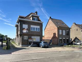 Dankzij de ligging ben je binnen de tien minuten in centrum, de dijk en heb je vlotte connectie naar A12.<br />Winkels, openbaar vervoer, scholen, ... bevinden zich op wandelafstand.<br /><br />Het perceel is geschikt voor een ruime woning met op gelijkvloers 17 m diepte om uit te bouwen en dan nog een prachtige Z-tuin met uitgang via achterzijde via de servitude (recht van uitweg) langs de woning links. Verder kan je nog verdiep + puntdak opbouwen. Met de maximale bouwdieptes kom je ruim boven 200 m² bewoonbaar.<br />Kom je graag perceel bekijken ?<br />Neem gerust uw architect mee om de mogelijkheden te bekijken.