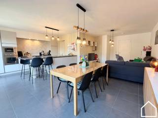 Ligging<br /><br />Welkom in Dikkebus!<br /><br />Deze energiezuinige en instapklare woning biedt u alle modern comfort. Met 3 ruime slaapkamers, een inpandige garage, een aangename tuin en een EPC-label A is dit de ideale gezinswoning voor wie comfortabel en energiezuinig wil wonen.<br /><br />Bekijk zeker onze vastgoedvideo via deze link  https://www.youtube.com/watch?v=ko0yC4B2WKE om een beter zicht te krijgen op de woning.<br /><br />Algemeen<br /><br />Deze instapklare woning combineert ruimte, licht en comfort. Dankzij de energiezuinige voorzieningen, praktische indeling en verzorgde afwerking geniet u hier van aangenaam wooncomfort.<br /><br />Indeling<br /><br />Gelijkvloers<br /><br />Via de inkomhal met apart gastentoilet komt u in de lichtrijke leefruimte met open keuken. Deze is volledig uitgerust met SMEG-toestellen: microgolfoven, oven, vitrokeramische kookplaat, vaatwasser, koelkast en aparte diepvriezer. Verder beschikt de woning over een inpandige garage met automatische sectionale poort en extra berging.<br /><br />Eerste verdieping<br /><br />Op de eerste verdieping bevinden zich 3 ruime slaapkamers, elk voorzien van airconditioning. Eén slaapkamer biedt toegang tot een balkon. Daarnaast vindt u hier een apart toilet en een ruime badkamer met dubbel lavabomeubel en inloopdouche.<br /><br />Zolder<br /><br />Via een valtrap bereikt u de ruime zolder, die is opgedeeld in 2 afzonderlijke ruimtes. Deze zijn ingericht als bureau en praktische bergplaats.<br /><br />Tuin<br /><br />Buiten geniet u van een aangename tuin met aansluitend terras van 21 m². Daarnaast beschikt u over een overkapping van 7,7 m² en een praktische buitenberging. Vooraan is er een ruime oprit van 5 m op 6 m met plaats voor 2 wagens.<br /><br />Troeven van deze woning<br /><br />Energiezuinig met EPC-label A (88 kWh/m²)<br /><br />3 ruime slaapkamers met airconditioning<br /><br />Vloerverwarming en zonneboiler<br /><br />Inpandige garage en oprit voor 2 wagens<br /><br />Regenwaterput van 7.500 liter, aangesloten op de toiletten en de uitgietbak<br /><br />Bent u op zoek naar een energiezuinige en instapklare woning in Dikkebus? Neem vandaag nog contact op met Partners in Vastgoed en plan uw bezoek in!<br /><br />Wenst u ook uw eigen woning te verkopen of bent u benieuwd naar de waarde ervan? Vraag dan uw gratis schatting aan bij Partners in Vastgoed. Wij helpen u graag verder!
