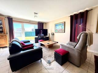 Deze verzorgde en aangename woning is gelegen in de Vrouwenstraat te Astene, een aangename deelgemeente van Deinze.De ligging heeft een vlotte...