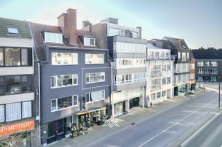 <strong>Landbergh bezoekdag: kom dit instapklaar appartement bezoeken tijdens het bezoekmoment op woensdag 4 februari tussen 16u en 18u. (enkel op afspraak)</strong><br /><br />Dit instapklare appartement met een bewoonbare oppervlakte van circa 74 m² is gelegen op de tweede verdieping van residentie Matthi, midden in het bruisende centrum van Deinze.<br /><br />Het appartement beschikt over een doordachte indeling en geniet van een aangename natuurlijke lichtinval dankzij de grote raampartijen aan de zijde van de Kortrijkstraat. Via de inkomhal, met ruimte voor een vestiairekast, betreedt u de open leefruimte met zit- en eethoek, die naadloos aansluit op de open keuken, uitgerust met diverse kwalitatieve inbouwtoestellen. Verder zijn er twee volwaardige slaapkamers, een afzonderlijk gastentoilet en een badkamer voorzien van een wastafel en een instapdouche.<br /><br />Een bijkomende troef is het ruime terras met aansluitende berging, dat zich uitstrekt over de volledige breedte van de achtergevel. Dit terras is rechtstreeks toegankelijk vanuit de grootste slaapkamer, die bovendien is uitgerust met airconditioning.<br /><br />EPC: 119 (B) / elektriciteit: conform / niet-asbestveilig / Centrale verwarming op aardgas - Benieuwd? bart@landbergh.be of 09 278 78 79<br /> 