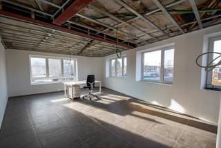 Dit lichtrijke en instapklare kantoor in Mortsel combineert een strategische ligging met modulaire huurmogelijkheden. Dankzij de overvloed aan daglicht en de professionele inrichting ontstaat een werkomgeving die ideaal is voor kleine ondernemingen en groeiende organisaties. Bovendien zijn er momenteel nog vier units beschikbaar die modulair gehuurd kunnen worden. <br /><br />De indeling is als volgt:<br />- Unit 1: €840/maand (33m² + archief 5,7m²)<br />- Unit 2: €730/maand (30m²)<br />- Unit 3: €680/maand (27,5m²)<br />- Unit 4: €750/maand (34m²) <br /><br />Verder betreft het een kleinschalig gebouw, waardoor er geen hoge gemeenschappelijke kosten zijn. Ook is er een kitchenette en sanitair aanwezig. Elke unit wordt instapklaar opgeleverd en voorzien van een bureau met stoel. Tot slot, is de ruimte zowel vlot bereikbaar met het openbaar vervoer als met de wagen wegens de vele parkeermogelijkheden in de buurt. <br /><br />EPC: X<br /><br />Meer informatie of een bezoek? Neem vandaag nog contact op!
