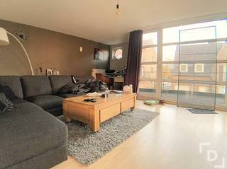 <p><span>Deze ruime bel-étage heeft een zeer goede uitvalsbasis voor wie graag geniet van het stadsleven, maar toch rustig wil wonen. Het huis bevindt zich op 5min wandelen van de Grote Markt van Poperinge, waar je kan genieten van de diverse horeca-aangelegenheden, alsook kleinhandel en het stadspark. Daarnaast ben je ook zeer snel op de uitvalswegen naar naburige steden zoals Ieper of richting de kust. Je betreedt de bel-étage via een ruime inkomhal, waarbij je toegang hebt tot de garage en wasruimte met de nodige aansluitingen. Via beide ruimte kan je ook de tuin betreden. Als je de trap neemt in de inkomhal kom je op de hal van het eerste verdiep, waar je toegang hebt tot de ruime woonkamer (46m²) met aansluitend de ingerichte keuken. Ingericht hier wil zeggen dat er een kookplaat, dampkap, oven, microgolf, koelkast, vaatwasser en dubbele spoelbak aanwezig is. Daarnaast heb je via de woonkamer ook toegang tot het balkon vooraan en het terras achteraan (waar ook een trap naar de tuin is voorzien). In de hal is er een apart toilet voorzien. Via de hal kan je de trap verder naar het tweede verdiep nemen waar een ruime nachthal toegang biedt tot drie slaapkamers (496x308 - 473x313 - 370x312). Eveneens heb je toegang tot de badkamer die werd uitgerust met een grote badkamermeubel met een wastafel, ligbad en douche. Verder is er op dit verdiep ook een apart toilet aanwezig. TROEVEN - Zeer veel ruimte, zowel binnen als buiten - Topligging Op zoek naar een huis waar ruimte en gezelligheid troef zijn? Plan dan vandaag nog jouw bezoek!</span></p>