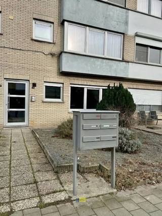 Gelijkvloers appartement met garagebox gelegen net achter het gebouw, de ramen alsook de collectieve cv-ketel werden recent vernieuwd, indeling...