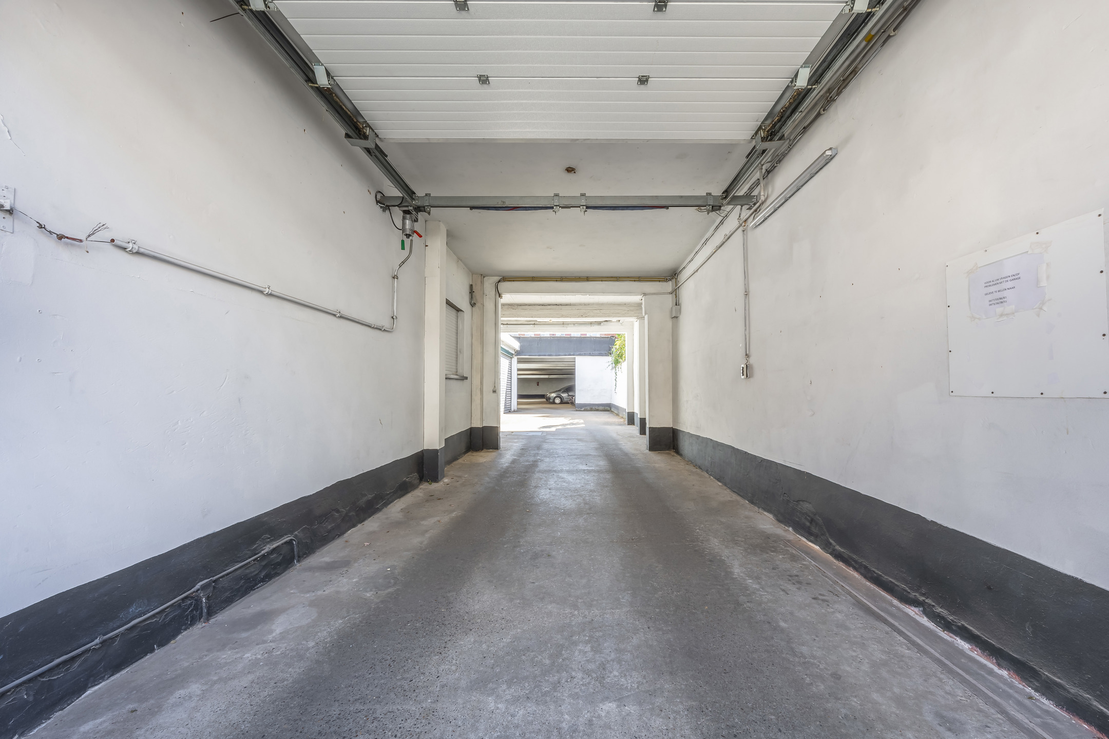 goed gelegen opbrengsteigendom : afgesloten magazijn of autostaanplaatsen (480m²) - foto 5