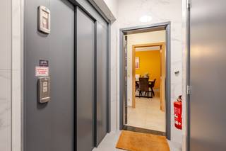 <p><span>Bent u op zoek naar een ruim en comfortabel appartement op een topligging in het centrum van Aalst, op wandelafstand van de Grote Markt? Dan is dit instapklare gelijkvloerse appartement in residentie De Mouterij precies wat u zoekt.</span></p><p><span> </span></p><p><span>Het appartement is gelegen in een verzorgde residentie met lift en combineert een centrale ligging met een aangename woonomgeving. Dankzij het ruime terras beschikt u over een heerlijke buitenruimte om volledig tot rust te komen.</span></p><p><span> </span></p><p><span>Via de inkomhal met vestiaire komt u terecht in de lichtrijke en ruime leefruimte. Aansluitend bevindt zich de volledig geïnstalleerde keuken, die op een subtiele manier afgescheiden is van de woonkamer en eveneens directe toegang biedt tot het terras. De grote raampartijen zorgen voor een overvloed aan natuurlijk daglicht en creëren een aangenaam gevoel van ruimte.</span></p><p><span> </span></p><p><span>Aan de rustige achterzijde van het appartement bevinden zich twee volwaardige slaapkamers, een verzorgde badkamer uitgerust met een ligbad, douche en lavabomeubel, evenals een afzonderlijk gastentoilet. Het royale terras vormt een absolute meerwaarde en is de ideale plek om te genieten in alles rust. </span></p><p><span> </span></p><p><span>Voor extra comfort kunnen een ondergrondse staanplaats en een privatieve berging afzonderlijk worden aangekocht voor €30.000</span></p><p><span> </span></p><p><span>Dankzij de uitstekende ligging, de praktische indeling en het ruime terras is dit appartement een ideale keuze voor zowel eigen bewoning als een interessante investering. </span></p><p><span> </span></p><p><span>Voor meer informatie of een bezoek contacteert u Timothy van Immo Zone op 0474/ 41. 28. 40.</span></p><p><span> </span></p>