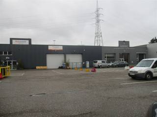 Polyvalent magazijn 219m² te huur op strategische locatie aan de Noorderlaan.-klein kantoortje in de 219m² unit-mogelijk in te bouwen in grotere...