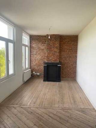 Mooi gerenoveerd appartement met zicht op Park Spoor Noord.Op wandelafstand van het MAS.<br />1-slaapkamerappartement (43m2) op de 2 de verdieping met grote hoge ramen die uitzicht geven op het park.<br />Woonkamer met volledig uitgeruste keuken met vitrokeramische kookplaat,dampkap, vaatwasser,koelkast met vriesvak en heteluchtoven. De aparte slaapkamer is 11m2 met toegang tot een aparte badkamer met douche,wastafel,toilet,handdoekdroger en aansluiting voor wasmachine/droogkast. Op benedenverdieping bevindt zich nog een afgesloten fietsenstalling en een privékelder(4m2). Een mooie investering als eerste woning of voor studenten. Campus UA, Plantin hoge school en KDG zijn op fietsafstand makkelijk te bereiken. <br />Voor de deur is er veel parkeergelegenheid wat zeker een pluspunt is. <br />Het appartement is onmiddellijk beschikbaar en niet bemeubeld.