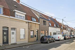 Op woensdag 09/09 in de namiddag organiseer ik een kijkdag op afspraak voor deze woning met een vanaf prijs van 199.000€, een bijkomende voorwaarde voor aanvaarding is dat de akte zal kunnen verlijden tegen 30 oktober 2026. Contacteer mij vandaag nog voor uw afspraak.<br /><br />Instapklare gezellige starterswoning met leuke stadstuin gelegen in de Veldstraat te Harelbeke nabij alle dagdagelijkse winkels en openbaar vervoer. De woning heeft geen renovatieverplichting, is asbestveilig, er zijn geen maatregelen in het maatregelregister, elektriciteit is conform en er is ook een conforme installatie voor zonnepanelen aanwezig.<br /><br />Indeling: inkom met ruimte voor het plaatsen van fietsen of bureau, eetruimte met open keuken met badkamer op het gelijkvloers met toilet. Achterliggend is er nog een ruime zitruimte met zicht op de tuin en een mezzanine dat kan dienen als bureau, vrijetijdsruimte of zelfs extra slaapgelegenheid. Voor een deel van de achterbouw werd op heden een regularisatie ingediend met een architect (vergunning is intussen goedgekeurd). Op de verdieping zijn er 2 ruime slaapkamers van telkens 12m² en een zolderkamer van ook nog eens 12m².<br /><br />Voor meer info of een plaatsbezoek contacteer Peter (BIV 510.335) op peter@therockrealestate.be of 0495 511 391.<br /><br />Tot binnenkort!