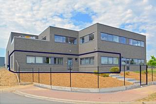 Terbeschikkingstelling kantoorruimte van 103m² te LierdeDeze kantoorruimte is gelegen in het BEDRIJVENPARK "WOLFSVELD" te Lierde. Deze kantoorruimtes...