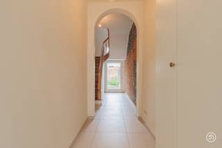 Vandaag nemen we jullie mee naar deze instapklare woning op een absolute toplocatie in het bruisende centrum van Puurs. De eigendom bevindt zich op wandelafstand van alle nodige faciliteiten, zoals scholen, winkels, en openbaar vervoer.<br /><br />We komen binnen via een inkomhal met de aanwezigheid van ingemaakte kasten en een achterdeur die toegang verleent tot de tuin.<br /><br />Wanneer we verder doorlopen, treffen we de ruime leefruimte aan. Deze ruimte biedt voldoende plaats om een zit- en eetruimte te creëren.<br />Via de authentieke deuren vinden we de volledig geïnstalleerde en vernieuwde keuken terug. Verder bevindt zich op het gelijkvloers een aparte berging en een gastentoilet.<br /><br />Via de charmante trap bereiken we de eerste verdieping waar zich twee slaapkamers bevinden alsook een badkamer voorzien van een inloopdouche, bad en dubbele lavabo.<br />In de nachthal bevindt zich ook een apart toilet.<br /><br />Via de vaste trap bereiken we de tweede verdieping waar we de derde slaapkamer terugvinden alsook een apart toilet en en extra opbergruimte. De derde slaapkamer is tevens voorzien van een mezzanine.<br /><br />Als kers op de taart is er een gezellige tuin met terras. Genieten van een aperitiefje was nog nooit zo aangenaam.<br />De woning heeft de laatste jaren renovaties ondergaan wat het comfortabel maakt alsook energiezuinig.<br /><br />De kelder biedt extra opslagruimte.<br /><br />Heb je interesse in deze centrale, instapklare woning?<br />Neem gerust contact op via roy@julimmo.be of 0498 62 74 71.
