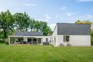 Gelegen op een rustige en residentiële locatie bevindt zich deze gelijkvloerse villa op een perceel van ca. 3.008 m².Indeling:Royale inkomhal –...
