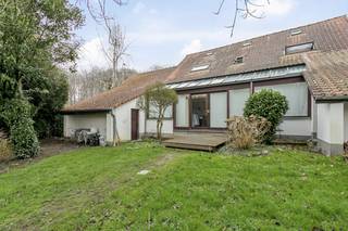 Rustig gelegen woning met prachtige tuin en 5 slaapkamers.Deze woning ligt op amper 15 min rijden van Brussel of Leuven.Indeling:Inkomhal met...
